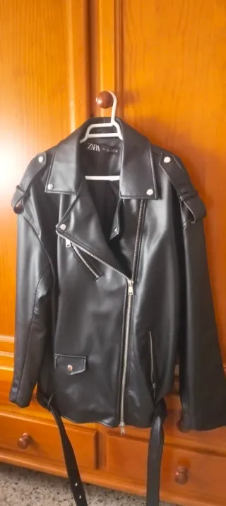 Cazadora ZARA efecto piel negra