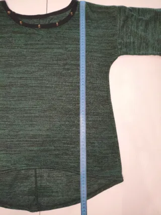 Camiseta verde oscuro con tachuelas