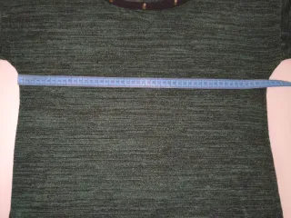 Camiseta verde oscuro con tachuelas