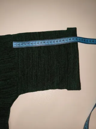 Camiseta verde oscuro con tachuelas