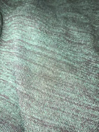 Camiseta verde oscuro con tachuelas