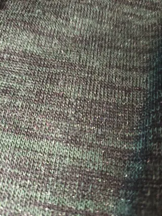 Camiseta verde oscuro con tachuelas