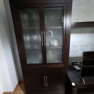Mueble de comedor Wengué con vitrina