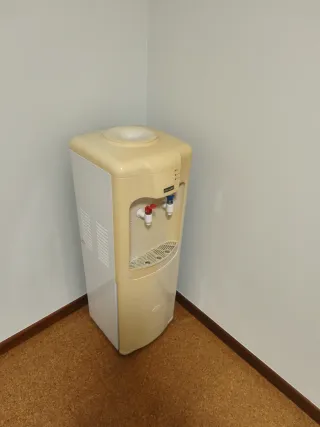 Fuente de agua fría y caliente con nevera