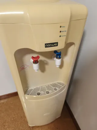 Fuente de agua fría y caliente con nevera