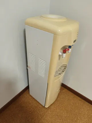 Fuente de agua fría y caliente con nevera