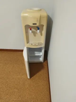 Fuente de agua fría y caliente con nevera