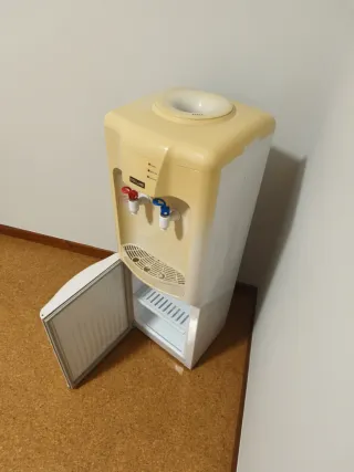 Fuente de agua fría y caliente con nevera