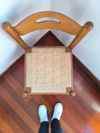 Silla de madera y mimbre