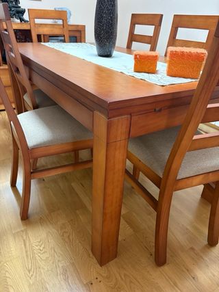 Mesa de comedor de madera
