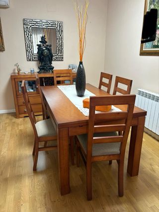 Mesa de comedor de madera