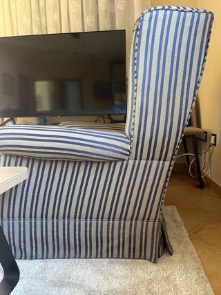 2 sillones orejeros clásicos. Madera, tela y pluma