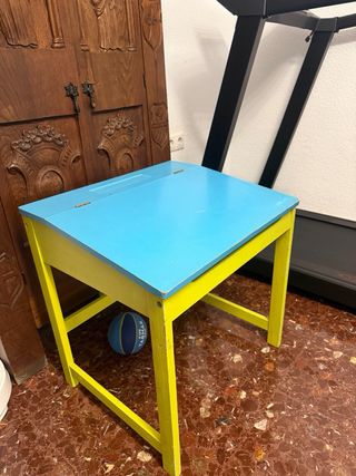 Mesita infantil azul y amarillo verdoso