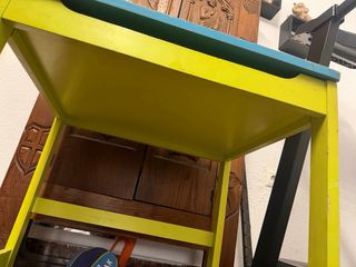 Mesita infantil azul y amarillo verdoso