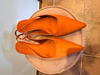 Zapatos destalonados coral tacón kitten muy cómodo