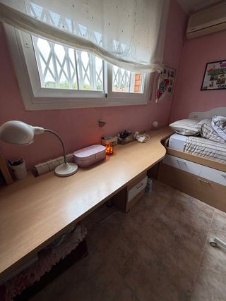 Escritorio de madera entero (sin accesorios).