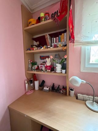 Escritorio de madera entero (sin accesorios).