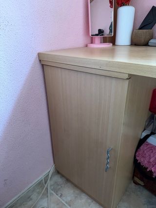 Escritorio de madera entero (sin accesorios).