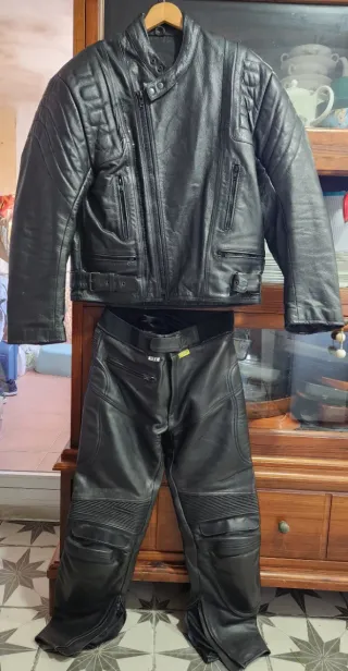 Chaqueta y pantalón de moto cuero negro