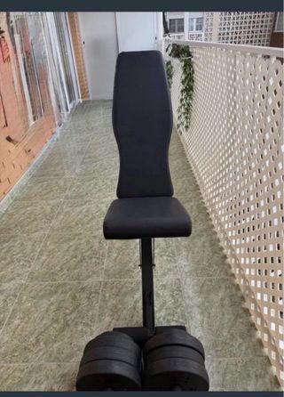 Banco de pesas con mancuernas