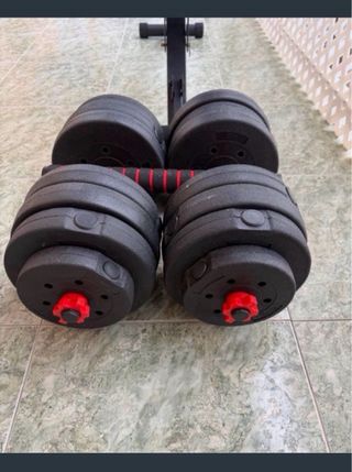 Banco de pesas con mancuernas