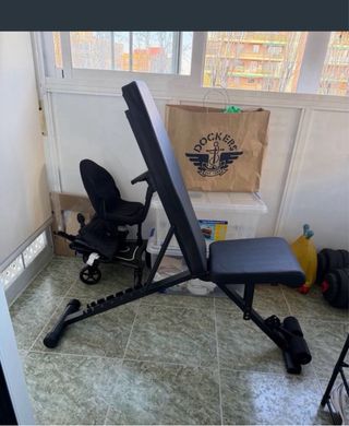 Banco de pesas con mancuernas