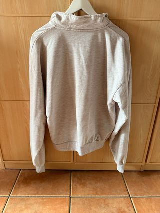 Jersey beige con cremallera