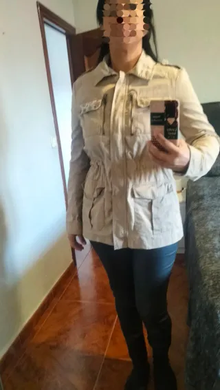 Chaqueta parka beige mujer Stradivarius