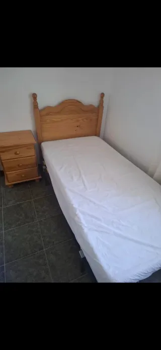 Dormitorio completo 2 camas cn cabecero y 1 mesita