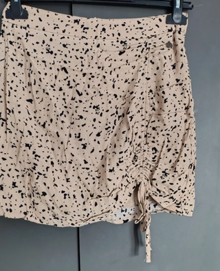 Falda estampada beige y negra