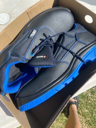 Zapatos de seguridad Bellota negros y azules,