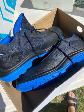 Zapatos de seguridad Bellota negros y azules,