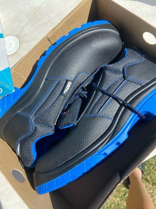 Zapatos de seguridad Bellota negros y azules,