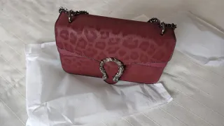 Bolso animal print. Con detalle plateado