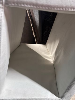 Sillas de piel blancas con base metálica