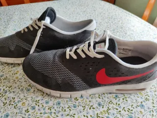 Zapatillas Nike edición Erik Koston, Negras y Roja