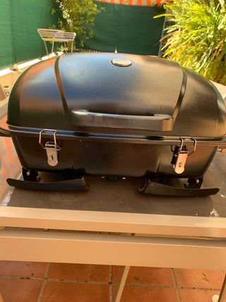 Barbecue a gas portatile con piedini pieghevoli
