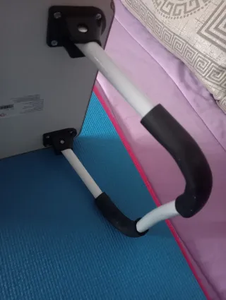 Mesa auxiliar plegable para cama