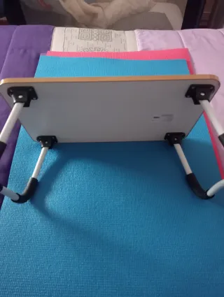 Mesa auxiliar plegable para cama