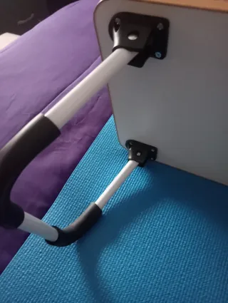 Mesa auxiliar plegable para cama