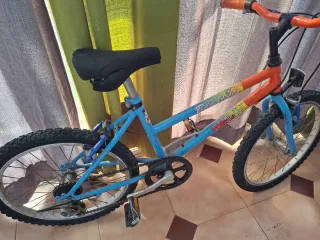 Bicicleta infantil azul y naranja