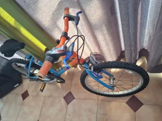 Bicicleta infantil azul y naranja