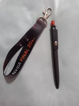 Llavero, y Bolígrafo Final Sevilla Europa 2022
