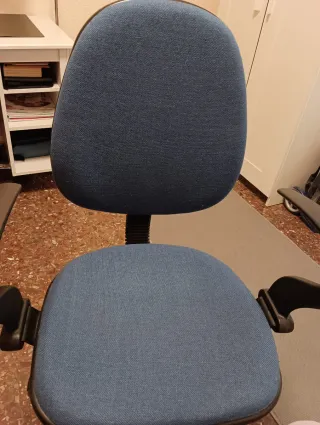 Silla de escritorio con ruedas y reposabrazos
