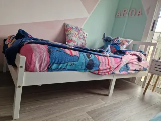 Cama individual de madera blanca