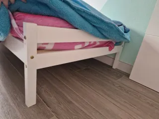 Cama individual de madera blanca