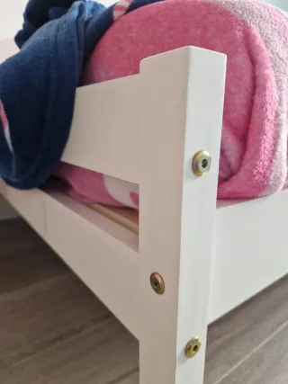 Cama individual de madera blanca