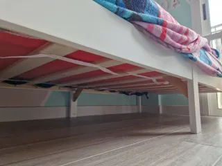 Cama individual de madera blanca