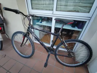 Bicicleta Montaña Negra. Necesita puesta a punto.