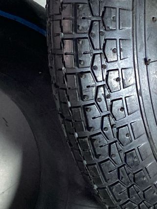 Cubierta 3.50 - 8 y 2 cámaras nuevas.